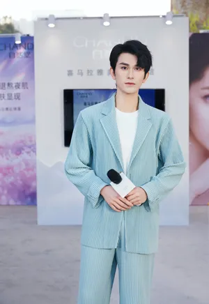 朱赞锦薄荷绿西服帅气图片_5