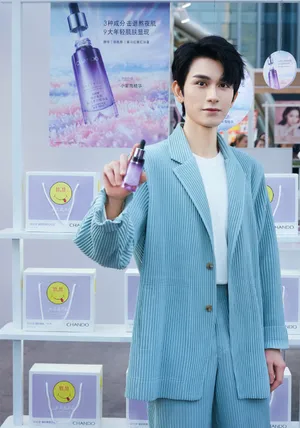 朱赞锦薄荷绿西服帅气图片_6