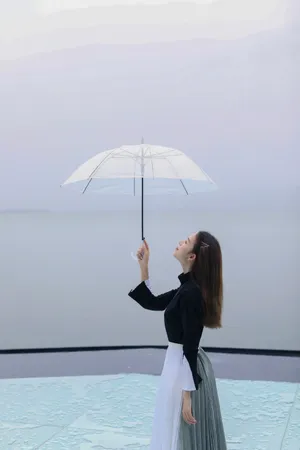 陈瑶雨中漫步优雅写真图片