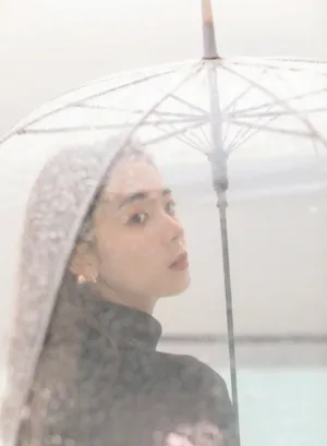 陈瑶雨中漫步优雅写真图片_2