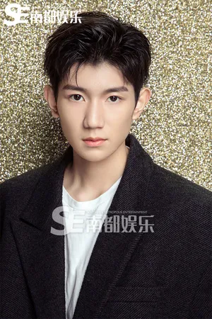 王源简约西装大片写真图片