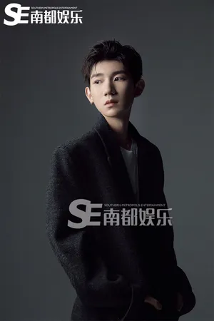 王源简约西装大片写真图片