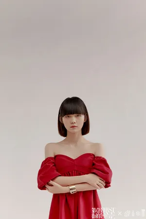 段奥娟抹胸红裙性感写真图片