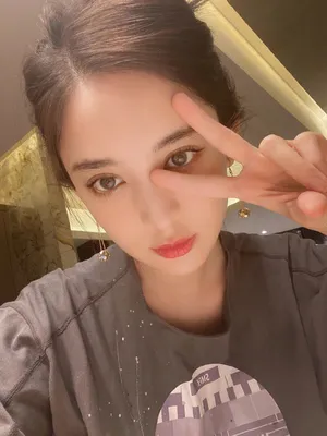 古力娜扎私服俏皮自拍照图片