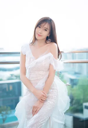 周韦彤露肩礼裙性感写真图片_3