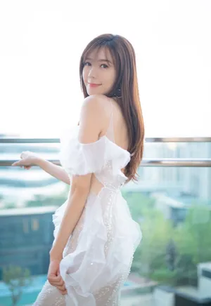 周韦彤露肩礼裙性感写真图片_4
