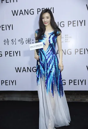 周韦彤WANGPEIYI性感图片_3