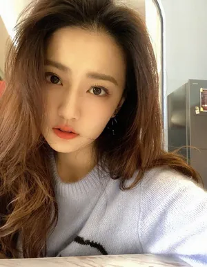 徐璐甜美气质自拍照图片