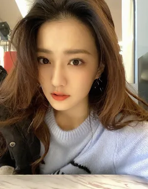 徐璐甜美气质自拍照图片