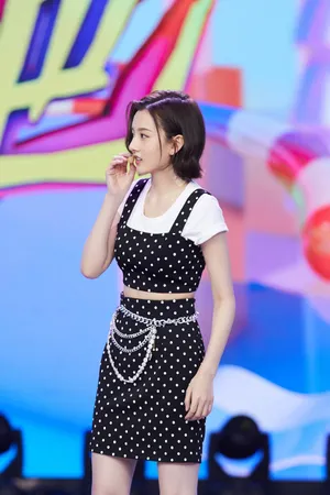 宋祖儿波点裙俏丽写真图片_5