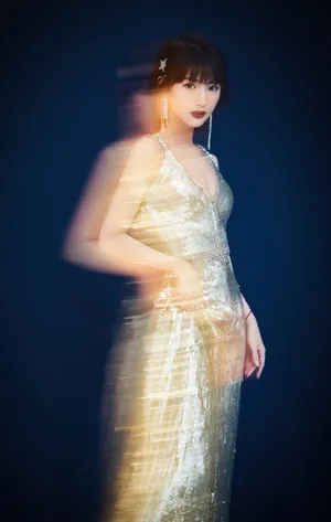 毛晓彤性感迷人光影写真图片