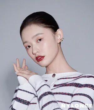 林允清淡眼妆杂志写真图片