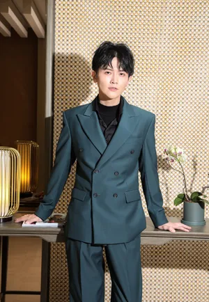 刘端端翡翠绿西装帅气写真图片