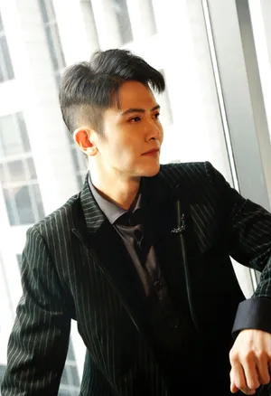 刘端端型男风稳重帅气图片_1