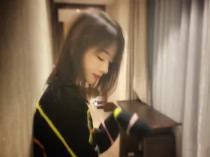 吴谨言俏皮私服照图片
