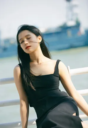 张婧仪高开叉长裙性感图片