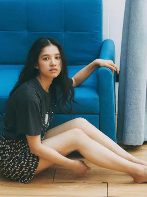 张婧仪甜美慵懒居家写真图片