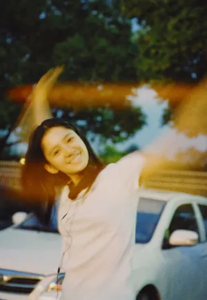 张婧仪迷人光影朦胧清新写真_2