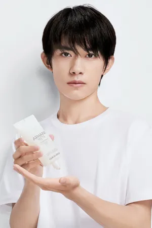 易烊千玺阿玛尼品牌代言写真图片
