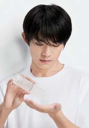 易烊千玺阿玛尼品牌代言写真图片_2
