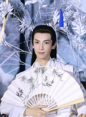 罗云熙《月上重火》白衣古装造型图片