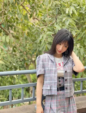 柳岩格纹套装优雅妩媚写真_1