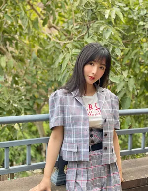 柳岩格纹套装优雅妩媚写真_3