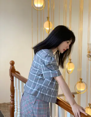 柳岩格纹套装优雅妩媚写真_7