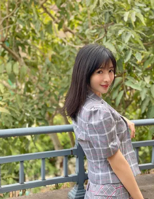 柳岩格纹套装优雅妩媚写真_11