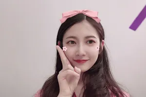 陈钰琪可爱俏皮自拍照图片_1