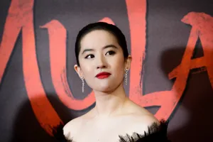 刘亦菲黑天鹅裙极清美照图片_12