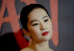 刘亦菲黑天鹅裙极清美照图片_14