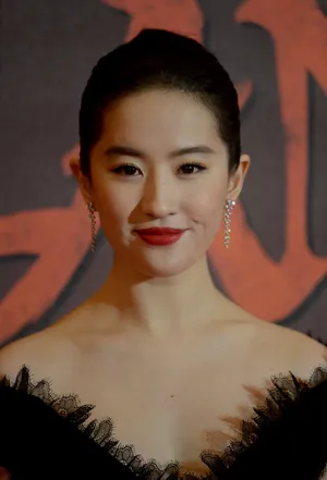 刘亦菲黑天鹅裙极清美照图片_15