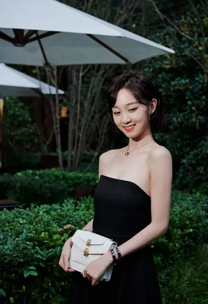 李子璇黑色抹胸裙优雅写真图片_1
