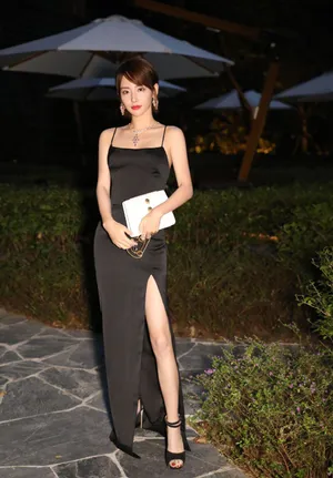 张嘉倪黑色吊带礼服性感写真图片_5