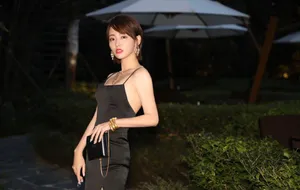 张嘉倪黑色吊带礼服性感写真图片_6