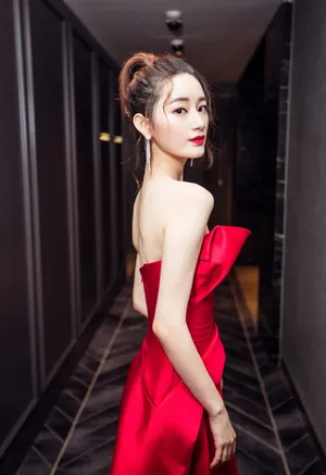 郭晓婷抹胸裙性感优雅图片