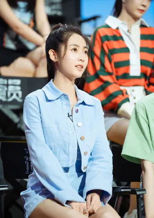 邢菲清新甜美制服写真图片