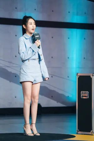 邢菲清新甜美制服写真图片
