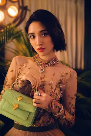 唐艺昕花瓣裙优雅写真图片