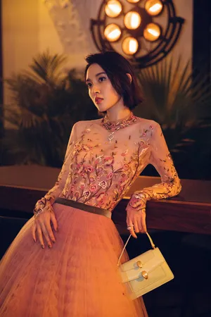 唐艺昕花瓣裙优雅写真图片_3