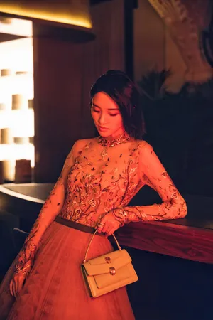 唐艺昕花瓣裙优雅写真图片_5
