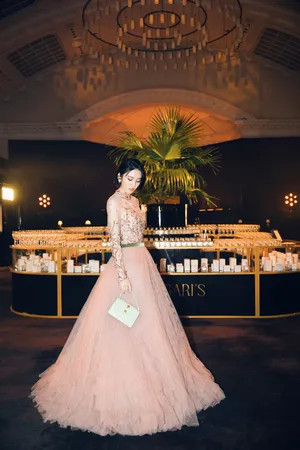 唐艺昕花瓣裙优雅写真图片_6