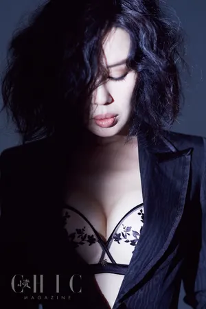 余男光影性感大片写真图片