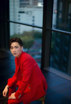 李易峰红色西装帅气写真图片_2
