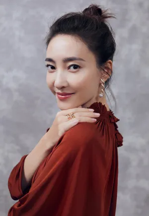 王丽坤丸子头魅力性感图片_4