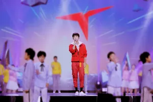 易烊千玺明朗红衣飒爽图片_7
