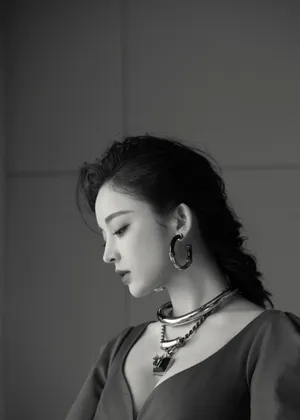 古力娜扎复古气质性感写真图片