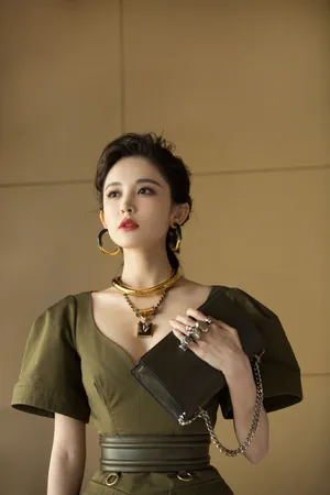 古力娜扎复古气质性感写真图片_3