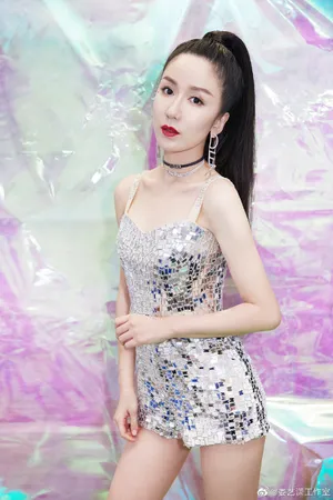 娄艺潇性感甜酷写真图片